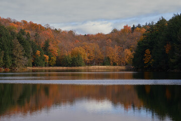 Fototapeta na wymiar View of one of the lakes of the Park Gatineau in Quebec in an autumn morning
