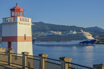 Fototapeta na wymiar Kreuzfahrtschiff Royal geht auf Alaska-Kreuzfahrt von Vancouver, Kanada - Modern Princess cruiseship cruise ship liner in Vancouver for Alaska cruising