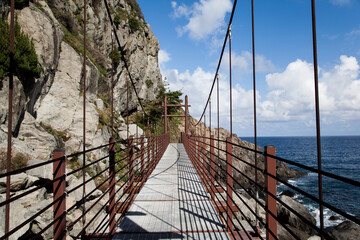 Obraz premium View of the suspension bridge at the seaside cliff