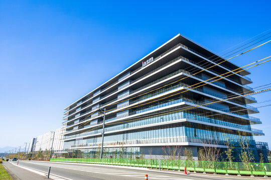 青空を背景に半導体工場風景
Semiconductor factory scenery against the blue sky
台湾の大手ファウンドリ
（半導体受託製造企業）TSMCの熊本第1工場
『TSMC』（JASM）熊本工場
日本(冬)
九州・熊本県菊陽町
2023年12月撮影