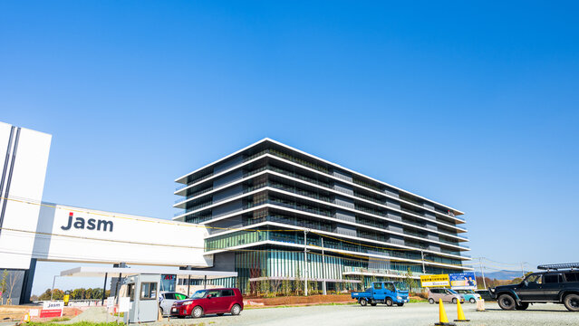 青空を背景に半導体工場風景
Semiconductor factory scenery against the blue sky
台湾の大手ファウンドリ
（半導体受託製造企業）TSMCの熊本第1工場
『TSMC』（JASM）熊本工場
日本(冬)
九州・熊本県菊陽町
2023年12月撮影
