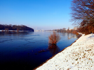 Rheinufer im Schnee