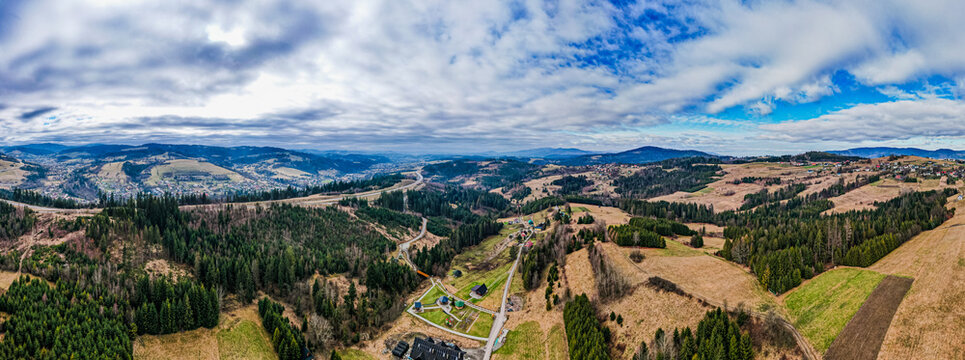 G&oacute;ry, Beskid Śląski w Polsce, panorama z lotu ptaka zimą. Okolice istebnej i Koniakowa.