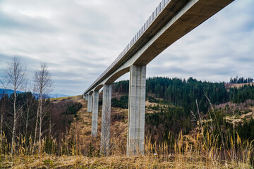 Most Valy, potężny betonowy most w górach na Słowacji, droga ekspresowa.