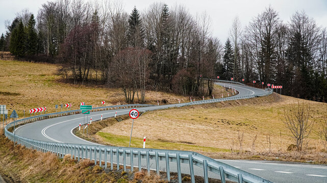 Kręta g&oacute;rska droga na Śląsku w Polsce zimą. Beskid Śląski, Koniak&oacute;w.