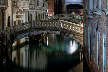 Enge Gassen und Kanäle in Venedig bei Nacht, ohne Personen.