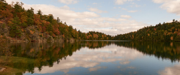 A panoramic view of a lake in Gatineau in an autumn morning - obrazy, fototapety, plakaty
