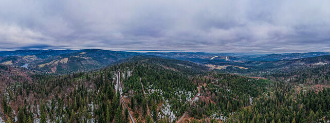 Góry, Beskid Śląski w Polsce, panorama z lotu ptaka zimą. Okolice istebnej i Koniakowa.