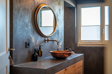 Badezimmer Design mit Betonbeschichtung und Steinen
