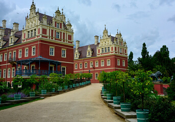 zabytkowy zamek, pałac z pięknym ogrodem i szeroką aleją, pałac z ogrodem, historic palace...