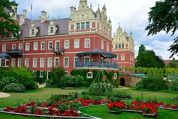 zabytkowy zamek, pałac z pięknym ogrodem i szeroką aleją, pałac z ogrodem, historic palace...