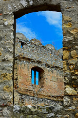 ramka w ramce, ruiny średniowiecznego zamku na górze, okno w ruinach zamku, frame within frame...