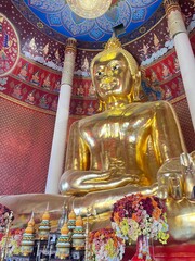 Fototapeta premium golden buddha statue
