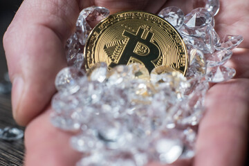 moneta bitcoin na tle kamieni szlachetnych - obrazy, fototapety, plakaty