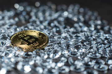 moneta bitcoin na tle kamieni szlachetnych - obrazy, fototapety, plakaty