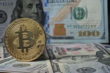 moneta bitcoin na banknotów dolarów - obrazy, fototapety, plakaty