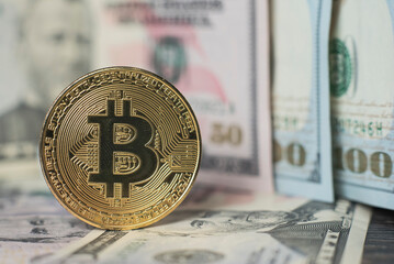 moneta bitcoin na banknotów dolarów