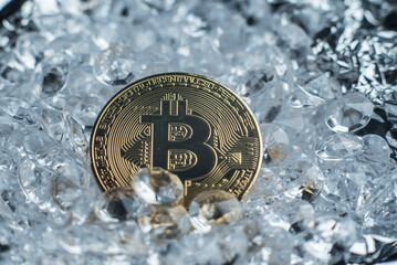 moneta bitcoin na tle kamieni szlachetnych