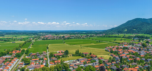 Ausblick über Benediktbeuren im Landkreis Bad Tölz-Wolfratshausen izum Nachbarort Bichl