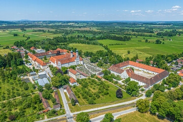 Blick über Kloster Benedikbeuren in die angrenzenden Filze im Loisachtal