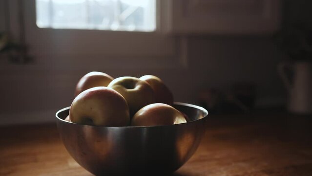 Elige una manzana del frutero de la cocina, vida sana.