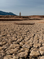 Sequía en el Pantano de Sau, embalse con capacidad al 16% de agua, deja a la vista toda la iglesia...
