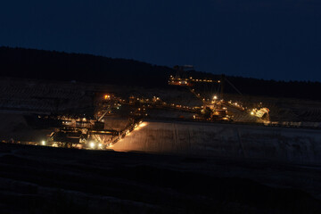 Fototapeta premium Braunkohletagebau in Jänschwalde in der Nacht 