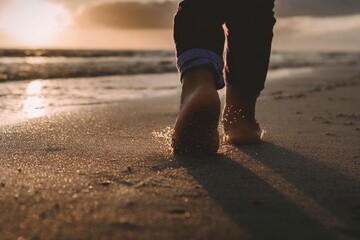 gros plan de pieds d'enfant marchant sur le sable d'une plage, concept d'évasion, liberté, vacances - obrazy, fototapety, plakaty