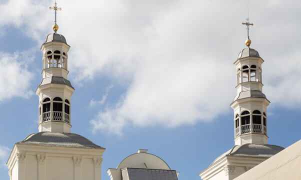 Les deux clochers hexagonaux identiques d'une &eacute;glise martiniquaise. Cath&eacute;drale Notre-Dame-de-l'Assomption , Saint Pierre, Martnique