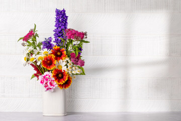 Fototapeta na wymiar A stunning bouquet of colorful flowers