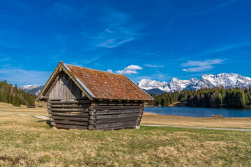Holzhütte am Geroldsee im bayerischen Alpenraum