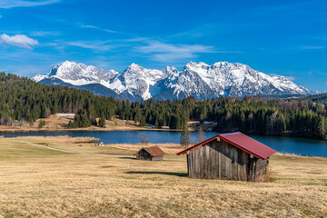 Holzhütten am Geroldsee bei Krün im bayerischen Alpenraum