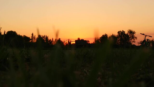 Atardecer en campo country, cielo rosado y naranja