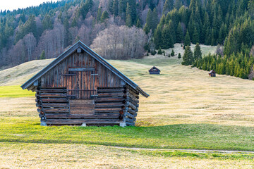 Obraz premium Alte Scheune aus Holz in der Gemeinde Krün in Oberbayern