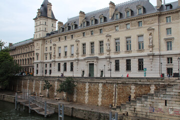 Fototapeta na wymiar old hall and seine river at the quai des orfèvres in paris in france 