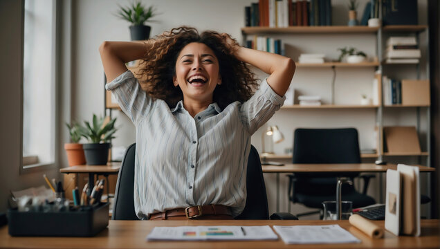 Glückliche Geschäftsfrau entspannt sich im Büro nach erfolgreicher Arbeit