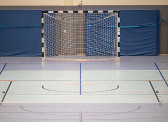 Handballtor und Hallenboden in einer Sporthalle mit diversen Linien