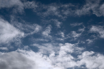 Zarte Wolken am Morgen wie aus der Romantik