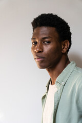 Obraz premium Side view portrait of young adult man looking to the camera
