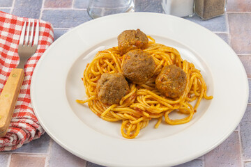 assiette de boulettes de viande et spaghettis cuisiné à la tomate, en gros plan