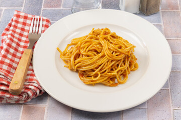 assiette de spaghettis cuisiné à la tomate, en gros plan