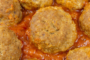 boulettes de viande à la sauce tomate, en gros plan	