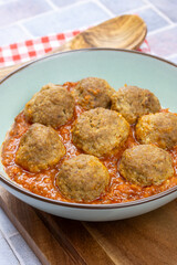 boulettes de viande à la sauce tomate, en gros plan	