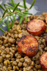 saucisses et lentilles, en gros plan, sur une table	