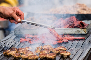 Grill meat on the grill outdoors. It is served to customers by putting it in bread.