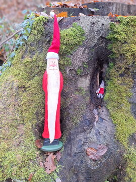Figur eines Weuihnachtsmanns in einem Wald
