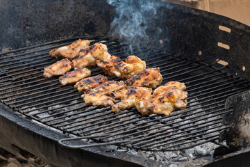 Grill meat on the grill outdoors. It is served to customers by putting it in bread.