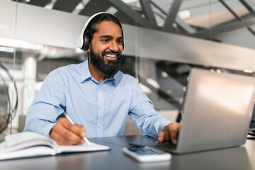Obraz premium Young indian man having online training or attending webinar