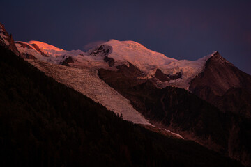 Mont Blanc &eacute;clair&eacute; par le couch&eacute; du soleil avec le glacier des Bossons en premier plan