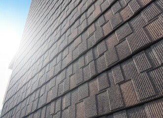 Voluminous composite shingles with asymmetrical shape